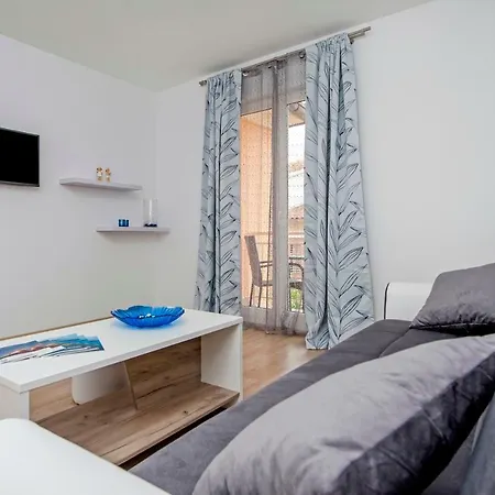 Sonata アパート ロヴィニ